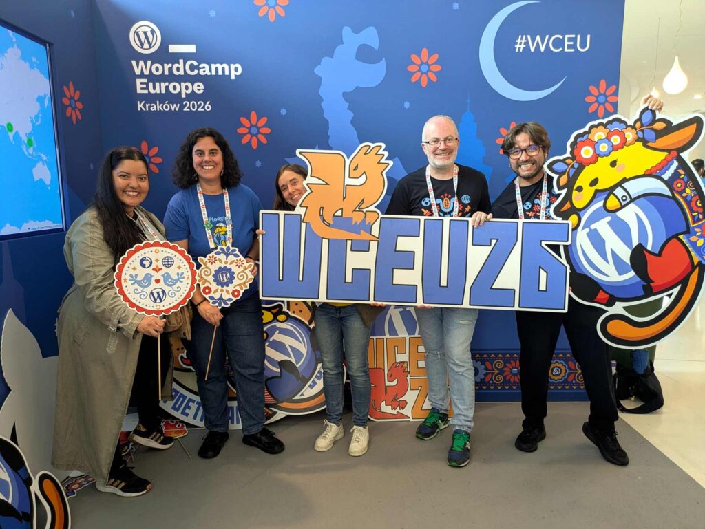 Buenas amistades en el booth de comunidad. WCEU 2026. Foto de José Freitas